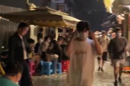 成都解封后凌晨火锅店排400多桌
