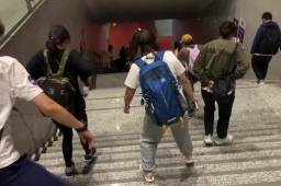 游客爬完黄山下楼梯走出“丧尸步”