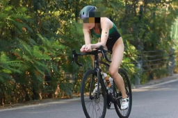 女运动员穿铁三服被指太露骨