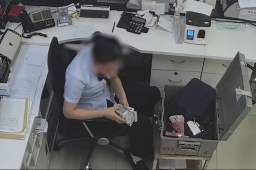 银行柜员50当5元多给客户1万8