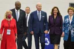 拜登携夫人逛车展误牵手女州长