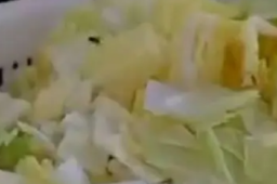 中学食堂后厨爬满苍蝇 教育局回应