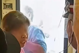 男子下车抽烟错过发车妻子跪求开门