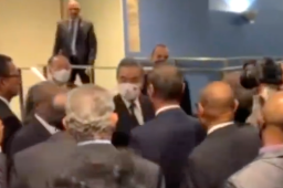 联大会场外多国代表等候与中方交流