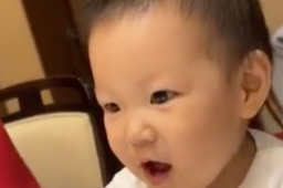 宝宝吃饭时举杯跟爷爷敬酒说我干咯