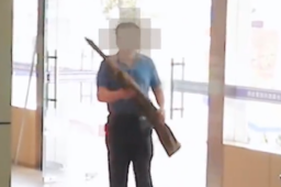 男子在父亲遗物中发现一把长枪