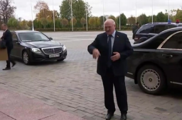 普京过生日 卢卡申科送拖拉机