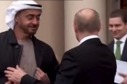 普京给阿联酋总统披上了自己的外套