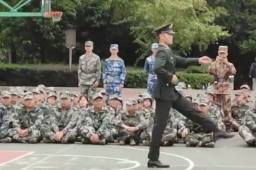 男子三军仪仗队退役复学 踢正步惊艳