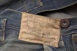 废矿井发现140年前牛仔裤拍出62万