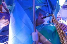 音乐家边做脑手术边吹萨克斯
