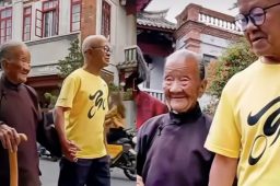 88岁儿子与110岁母亲手拉手逛茶会