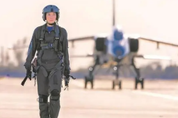 “战鹰姐姐”：中国战斗机女飞行员