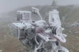 小伙露宿山顶摩托车冻成“冰雕”