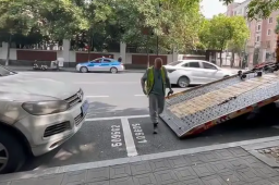 停车两年欠费5万 车主回应