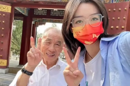 女孩回应辞职带84岁爷爷游中国