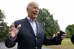 拜登在白宫草坪迷路：该往哪儿走？