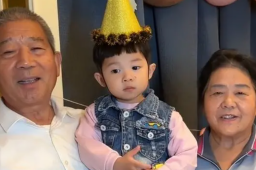 7旬夫妻为3岁女儿庆生