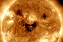 NASA捕捉到“太阳的微笑”