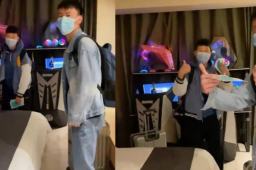 俩小伙隔离被分到电竞房 高兴坏了