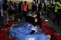 韩踩踏事故现场：300多人叠了近7层