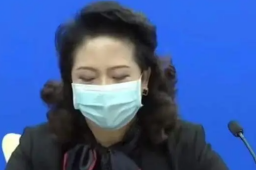 女官员疑戴名贵耳钉？曾多次被表彰