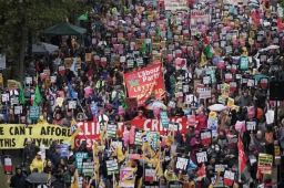 英国上万人示威要求立即举行大选