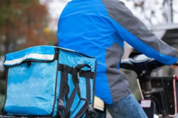 “外卖员的一天”刷屏 当事人发声