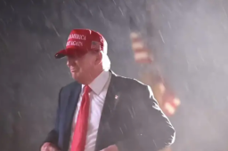 特朗普开拉票大会 天降大雨气势拉满