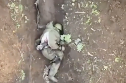 乌朝俄战壕丢手榴弹 俄兵捡起扔掉