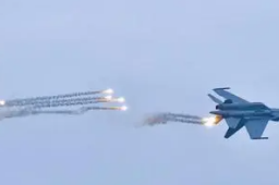 歼16航展首秀：连续横滚 倒飞通场