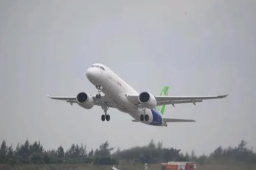 国产大飞机C919首次亮相航展