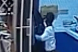 老人遭鲁某推倒后多次冲向厨房