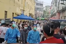 男子做核酸遭插队被回复：本地优先