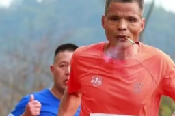 广州男子边抽烟边跑马拉松火到国外