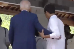 拜登上台阶踩空被印尼总统扶住