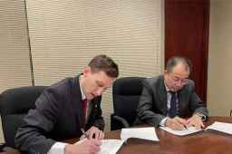 美典当店老板将二战相册捐给中领馆