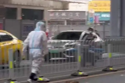 广州交警回应大白送核酸样本时被撞