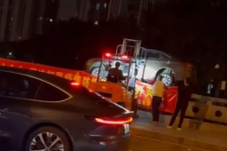 男子将占位车辆丢入河道 警方通报