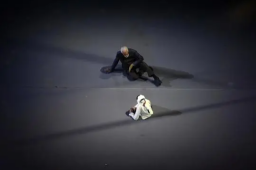 摩根弗里曼扮演旅行者亮相开幕式