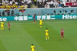 世界杯赛场“中国第一”广告牌亮了