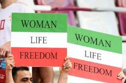 伊朗队拒绝唱国歌