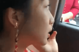 新娘坐婚车内临出发时仍在谈生意