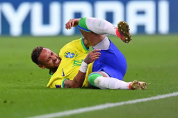 内马尔出场79分钟被侵犯9次