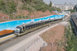 中国“爬山”火车来了