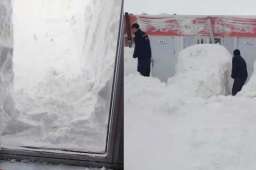 男子醒来发现被几米高雪困在宿舍