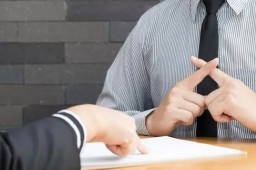 摄像师身体不适坐地休息3次被辞