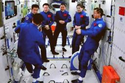 中国航天员首次太空会师