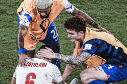 伊朗队员跪地痛哭 美国球员摸头安慰