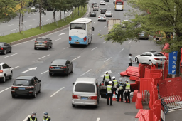 航拍广州大桥恢复通行 水马被搬开